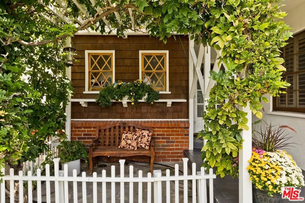 6910 Cantaloupe Avenue, Van Nuys, California 91405 home-pic-2